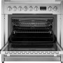 De ruime oven onder het inductie kookgedeelte heeft een inhoud van 91 liter en beschikt over 8 oven functies