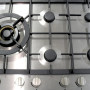 De wokbrander van de Atag HG7711BA bevindt zich aan de linker zijde