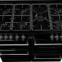 De  Farmhouse 100 DFT zwart beschikt over een 7-pits kookgedeelte met een wokbrander van 4,0 kW in het midden