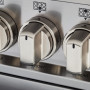 Close-up van bedieningsknoppen van een Bertazzoni gasfornuis met zes branders