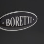 Foto van het Boretti logo op de opbergklep van het fornuis