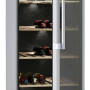 De Bosch KSW38940 is uitgevoerd in zilvermetalic met UV glazen front