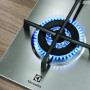 De wokbrander van de Electrolux EGS7658SOX bevindt zich aan de linker zijde
