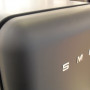 De Smeg FAB28LBV3 heeft de kenmerkende retro jaren 50 kenmerken zoals de afgeronde hoeken