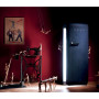 De Smeg FAB28RDB koelkast heeft een exclusief design door de fraaie naden en de denim stof
