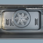 Grote brede binnen ruimte van de oven/magnetron 