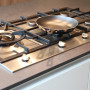 De Atag HG9711BA heeft een strak design en is voorzien van een 4,5 kW sterke wokbrander links