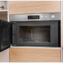 De Indesit MWI 3211 IX is uitgevoerd met een linksdraaiende deur en de bediening daarboven