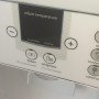 Foto van de dispenser op de deur van de vriezer van de ioMabe ORGS2DFF WW