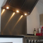 Foto van de Smeg KIT1A1-6 geplaatst in een keuken en gecombineerd met een SMEG Opera fornuis
