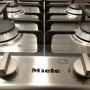 De knoppen van de Miele KM2010G zijn uitgevoerd in roestvrijstaal