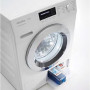 Uit de flessen wasmiddel voor de Miele WKH 132 WPS wasmachine wordt zoveel gepakt als nodig