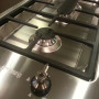De Smeg PDXF30PNL is voorzien van twee branders en uitgevoerd in roestvrijstaal