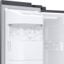 Zeer praktisch is de ijsblokjesmachine die verplaatst is naar de deur en daardoor minder ruimte inneemt.
