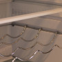 Foto van de glazen draagplateaus en de chromen flessenhouder