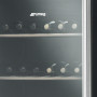 Het design van de Smeg SCV115AS is strak, voorzien van een deur met getint glas en een roestvrijstaal kader
