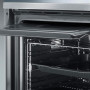 Binnenin de oven bevindt zich aan de bovenzijde een spatscherm 