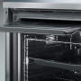 Zeer praktisch is een extra plaat boven in de oven voor eenvoudige reiniging van het plafond