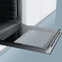 De uitklapbare, 60 cm. brede ovendeur van de Siemens HE33GB550 inbouw oven