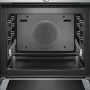 De binnenzijde van de Siemens HM633GNS1 oven met magnetron die wordt geleverd met bakplaten