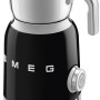 De Smeg MFF01BLEU melkopschuimer past in de retroserie van Smeg