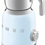 De Smeg MFF01PBEU melkopschuimer past perfect in de retro jaren '50 serie van Smeg