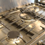 Het kookgedeelte van de Smeg B91GMXNL is voorzien van vijf branders, waaronder een sterke wokbrander in het midden.