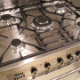 De Smeg C7GMXNLK heeft gietijzeren pandragers met wokbrander in het midden