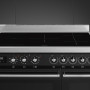 De Smeg C92IPBL9-1 heeft een stoer design door de combinatie van hoogglans zwart met roesvrijstaal en de strakke belijning