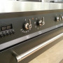 De kleur antraciet in combinatie met de roestvrijstalen elementen geven de C9GMANLK9 een chique design.