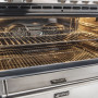 De oven van de Smeg DS9GMX is multifunctioneel en beschikt over hetelucht, grill en onder- en bovenwarmte