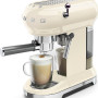 Met de Smeg ECF01CREU kunt u behalve gewone koffie ook cappuccino bereiden