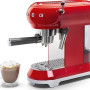 Met behulp van de stoompijp kan ook cappuccino in de Smeg ECF01RDEU bereid worden.