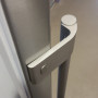 De ronde stanggrepen op de deur van de Smeg FC400X2PE