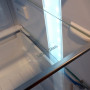 Fraai afgewerkt interieur met glazen leggers welke voorzien zijn van een rvs strip