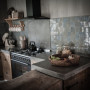 De combinatie van beton met antraciet geeft de keuken een super stoer uiterlijk