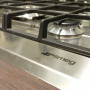De Smeg P272XGHNLK beschikt ove reen strak design met kleine oplopende rand