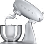 De Smeg SMF01SVEU keukenmachine zilver is voorzien van een veiligheidsslot bij opstaande mengkop