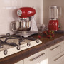 Fraai is de combinatie van de SMF02RDEU met andere Smeg klein huishoudelijke apparaten