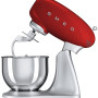 De Smeg SMF02RDEU heeft een zilvermetalic onderstel en een rode bovenzijde