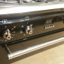 De combinatie van de lange stanggreep en de fraai Smeg knoppen is kenmerkend voor dit type fornuis