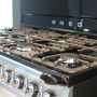 De Smeg TR4110CRNLK is uitgevoerd met gietijzeren pandragers en meerdere branders