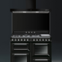 De TR4110NNLK fornuis van SMEG is ook leverbaar in een set opstelling met bijpassende afzuigkap en achterwand