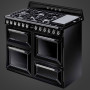 De Smeg TR4110NNLK beschikt over drie ovens en een opberglade.