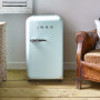Het interieur van de Smeg FAB5RPB5 minibar blauw