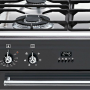 Eenvoudige en duidelijke bediening van de Smeg SNL916MFA9. Uitgevoerd met een oven met draaispit. Instelbaar tot 260 graden