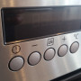 De Zanussi ZNF44X combi-oven is uitgevoerd met digitale programmeerklok