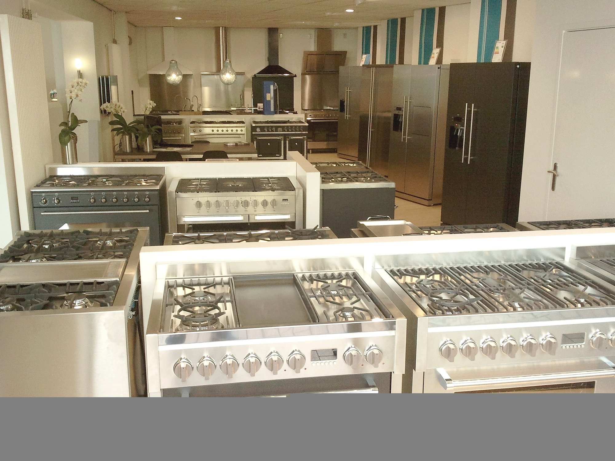 Showroom van De Schouw Witgoed met fornuizen en koelkasten