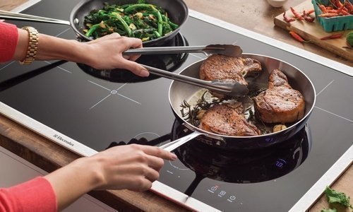 Koken met een pan op een inductiekookplaat