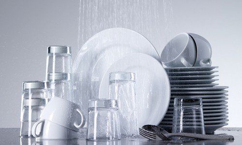 Schone vaat onder stromend water